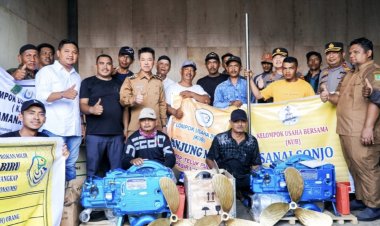 Bupati Rohil Serahkan Bantuan Mesin Bot Sebanyak 80 Kepada Kelompok Nelayan