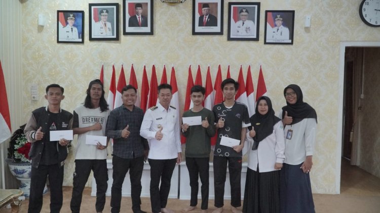 Hobi Game Online Dinilai Positif, Bupati Rohil Serahkan Uang Pembinaan Mobile Legend