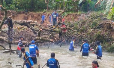 Pj Bupati Aceh Barat Daya Turun Langsung Bersihkan Sungai Akibat Banjir di Tangan-Tangan