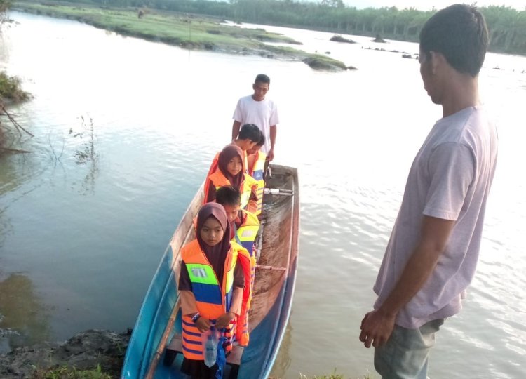 Jembatan Putus, Pelajar di Panton Reu Terpaksa Naik Perahu ke Sekolah