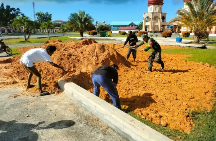 Perindah Pelataran Masjid Agung Baitul Makmur Johan Pahlawan, Babinsa Koramil 07/JP Bersama Warga Membuat Taman