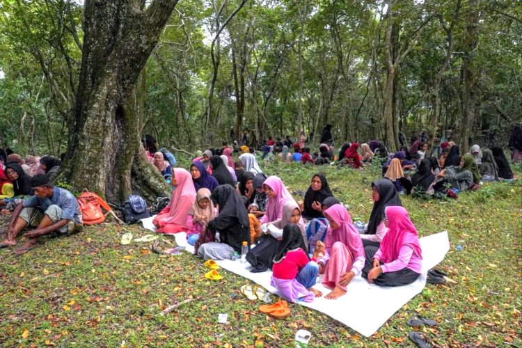 Warga Kec.Darul Kamal Lakukan Tradisi Ziarah Kubur Tgk Digunong