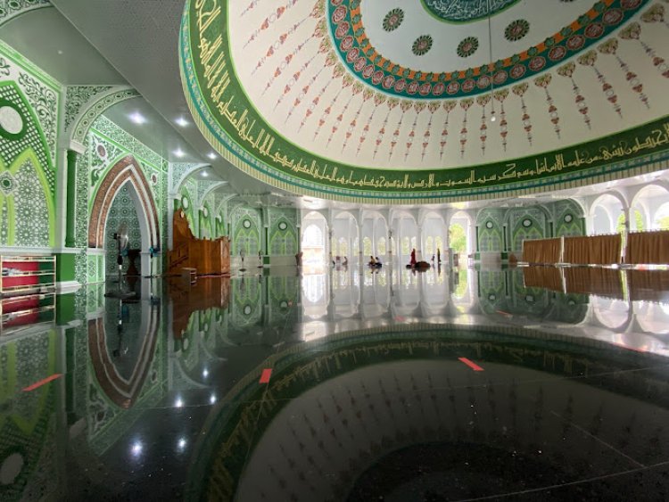 Pagar Depan Sedang Perbaikan,Masjid Agung Al-Munawwarah Tempat yang Adem & Nyaman