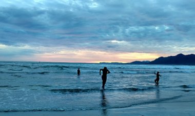 Pantai Lhoknga dengan Sunset Indah, Karang Tajam, dan Sampah yang Banyak