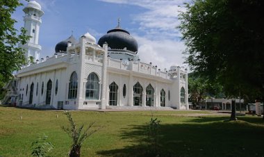 Masjid Rahmatullah Lampuuk yang Indah & Bersejarah di Aceh