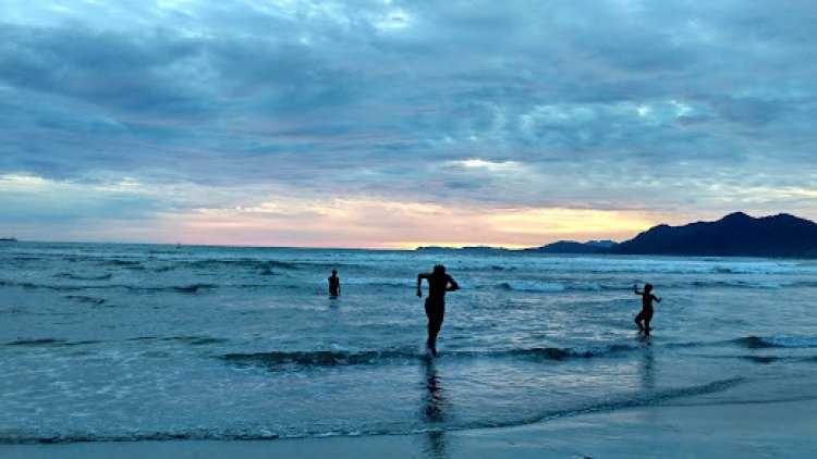 Pantai Lhoknga dengan Sunset Indah, Karang Tajam, dan Sampah yang Banyak