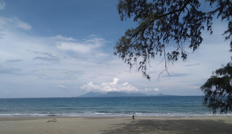 Pantai Ujong Batee dengan Kebersihannya yang Kurang