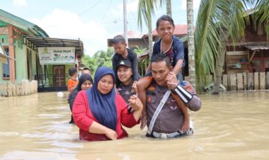 Personel Polres Aceh Tamiang Bantu Evakuasi Warga Terdampak Bencana Banjir