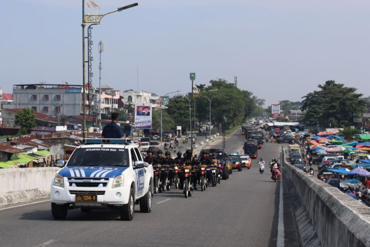 Brimob Polda Riau laksanakan patroli berskala besar menjelang pelantikan Presiden dan Wakil Presiden