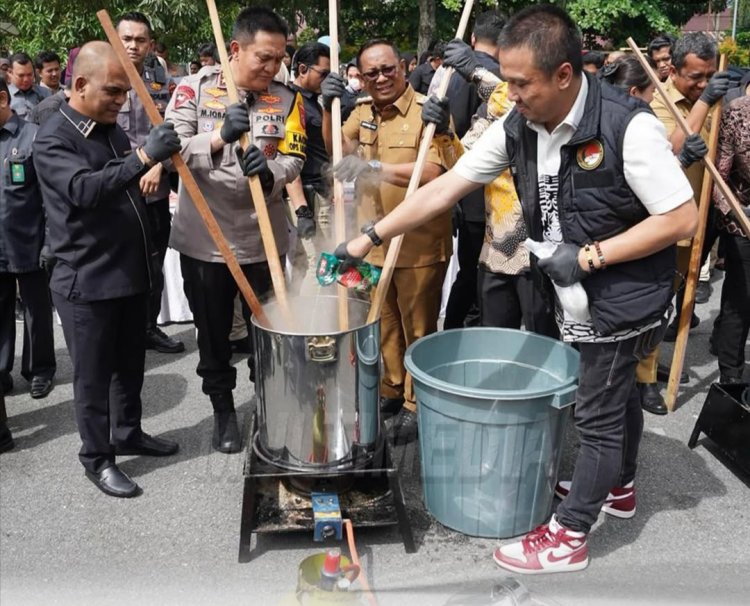 Polda Riau Musnahkan Puluhan Ribu Botol Miras dan Narkoba untuk Ciptakan Kondisi Aman Jelang Nataru