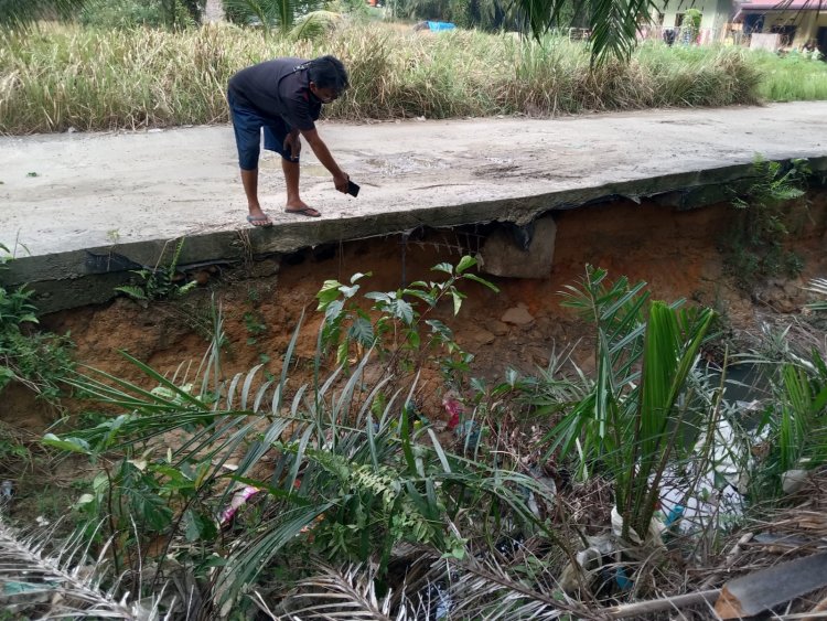 Cegah Abrasi di Jalan Astra, PUTR Rohil Bangun Turap