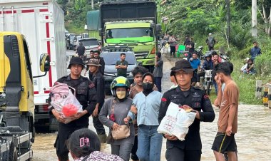 Brimob Polda Riau Sigap Amankan Jalur Lintas Sumatera yang Tergenang Banjir