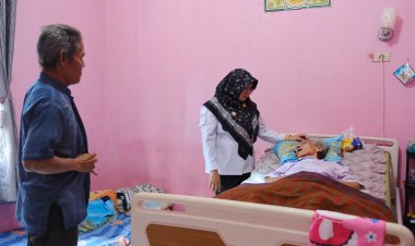 Jejak Bakti Seorang Guru, Kunjungan Haru Bupati Siak, Afni