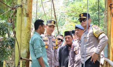Wakapolda Riau dan Dansat Brimob Tinjau Jembatan Penghubung Dua Desa di Kuansing